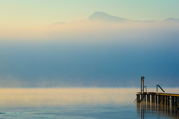 Steg am See und Berge im Nebel - Sonnenaufgang am Chiemsee