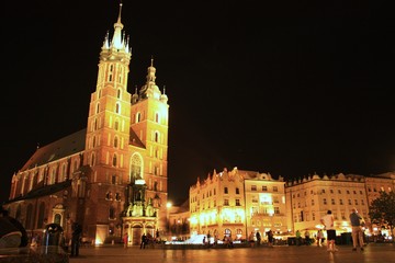 Fototapeta na wymiar Cracovie Rynek de nuit Pologne