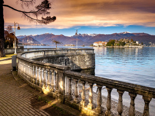 Vista delle Isole Borromee dalla passeggiata di Stresa sul lungo lago. Lago Maggiore, Italia