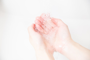 洗面所でハンドソープ・石鹸を使って手洗いする。感染予防対策。