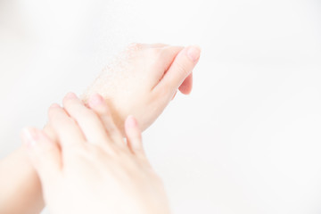 洗面所でハンドソープ・石鹸を使って手洗いする。感染予防対策。