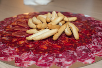 surtido de ibericos chorizo y salchichon con panecillos