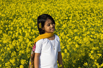 Fototapeta premium child and mustard flower