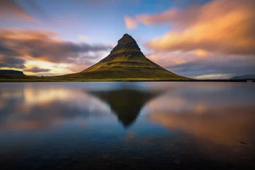 Photo sur Plexiglas Kirkjufell Coucher de soleil sur la montagne Kirkjufell avec reflet dans un lac voisin en Islande