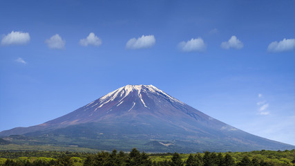 Fototapeta premium nice mountain with align clouds with nice blue and green tree