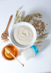 alimentos infantiles, miel y papilla de bebé. baby food, honey and baby porridge.