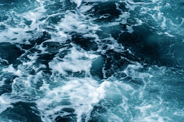 Obraz na płótnie Canvas blue water splashing waves
