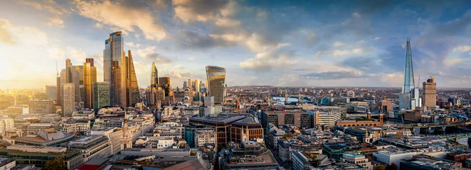 Fotobehang Zonsondergang achter de moderne wolkenkrabbers van de skyline van Londen, UK © moofushi