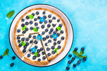 Blueberry cake tart with mascarpone.