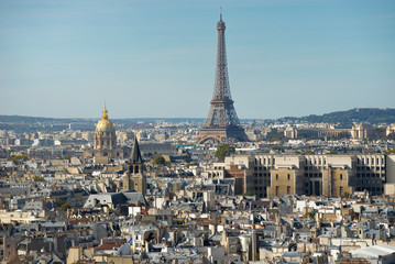 Fototapeta premium Paris skyline with the Eiffel tower on a sunny day