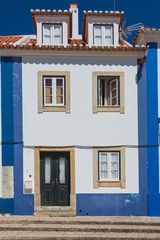 Maison typique blanche et bleue