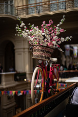 Naklejka premium flowers on a bicycle in the city center
