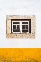 Fenêtre ancienne sur un mur blanc