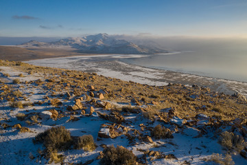 Vue a&eacute;rienne de Antelope Island state park enneig&eacute;, &agrave; Salt Lake City