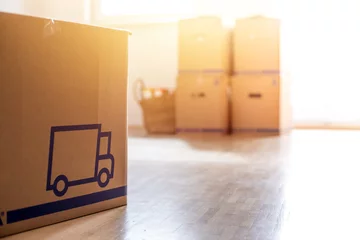 Move. Cardboard, boxes for moving into a new, clean and bright home © Patrick Daxenbichler