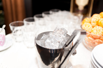 Cocktail and beverage ice bucket