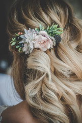 Fryzura ślubna kwiat we włosach