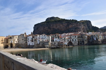 Fototapeta premium veduta della spiaggia nella città di Cefalù, Palermo. Sicilia