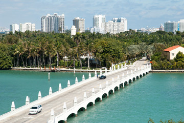 Fototapeta na wymiar Miami Palm Island Entrance Bridge