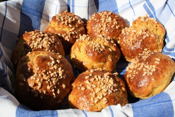 Brötchen mit Mandeln und Quark mit blau weiß kariertem Tuch - low carb bread rolls