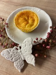 Muffin mit rosa Beeren und weißem Schmetterling