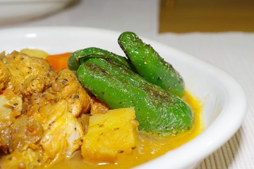 チキンベースのスープで煮込んだカレー