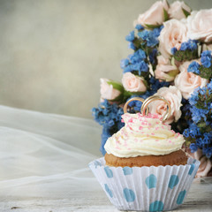 bridal bouquet and cupcake