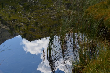 Obraz premium reflet du ciel dans un lac de montagne