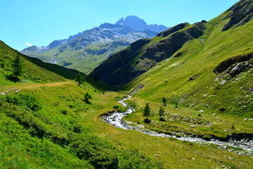 Naklejka premium paysage de montagne et sa rivière