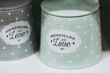 Bocal vintage avec texte homemade with love dans la cuisine