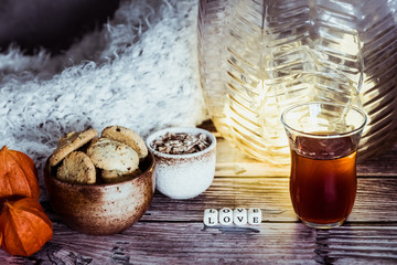 Lettres Love en cubes de bois, thé et biscuits cannelle