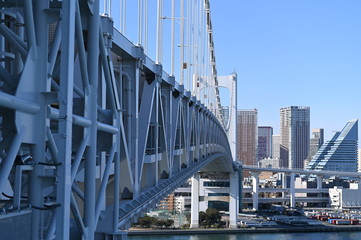 Obraz premium ２０２０年東京オリンピックの年の東京の風景 レインボーブリッジと１月の東京湾