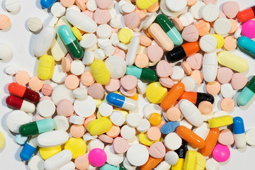Fototapeta na wymiar colorful pills on white background