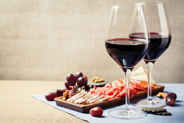 Red wine and charcuterie assortment - 318600505