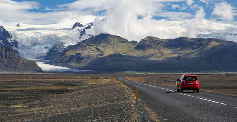 Voiture seule sur une route dans le désert en Islande