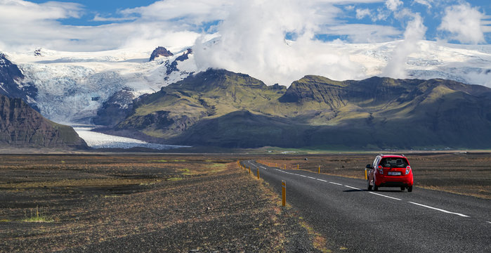 Voiture seule sur une route dans le d&eacute;sert en Islande