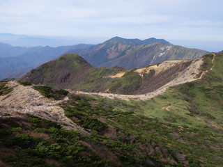 Fototapeta premium 晩秋の那須岳（茶臼岳、朝日岳、三本槍岳）の登山道