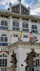 Obraz premium Old Chartered Bank Building next to Dataran Merdeka square. Jabatan warisan negara - the first bank opened in Kuala Lumpur, Malaysia