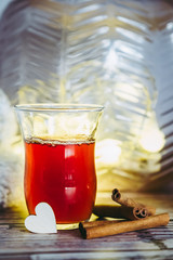 Tasse de thé et petit coeur en bois, symbole de l'amour