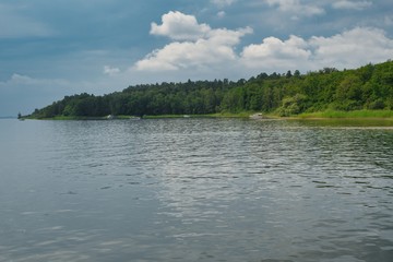 Sommerlandschaft mit Landzunge im See