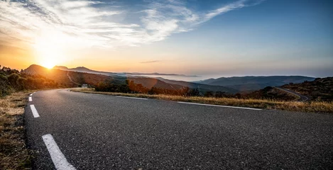 Fotobehang Lege lange bergweg naar de horizon op een zonnige zomerdag bij heldere zonsondergang © AA+W