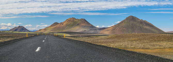 Panorama d'une route traversant un paysage volcanique