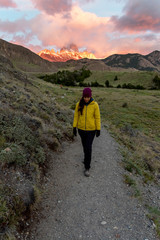 Obraz premium Alone hiker with yellow jacket trekking over El Chalten with Mount Fitz Roy on the back