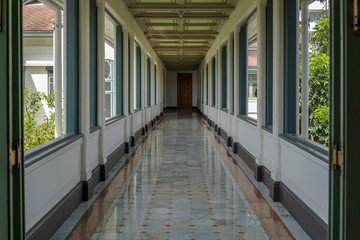 Obraz premium Open air corridor with marble tiled floor