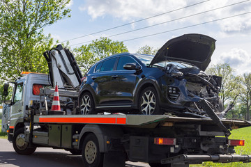 ein Auto mit Totalschaden wird nach einem Unfall abgeschleppt