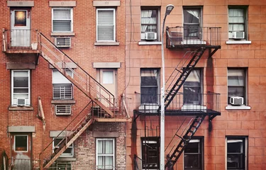 Manhattan alte Wohngebäude mit Feuerleitern, Farbtonung angewendet, New York City, USA. © MaciejBledowski