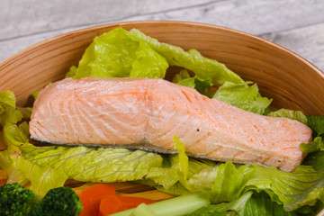 Steamed salmon with vegetables