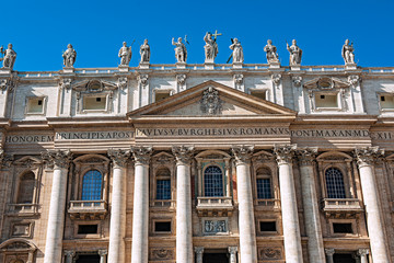 Fototapeta na wymiar Front der Kirche St. Peter, Rom, Vatikan