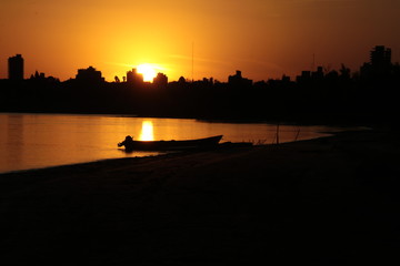 Canoa al atardecer