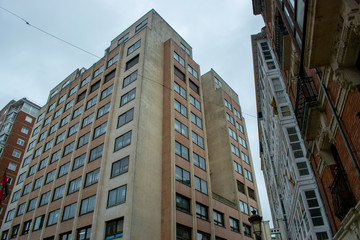 Fototapeta premium Edificios y bloques de pisos en un día nublado de Burgos, España.